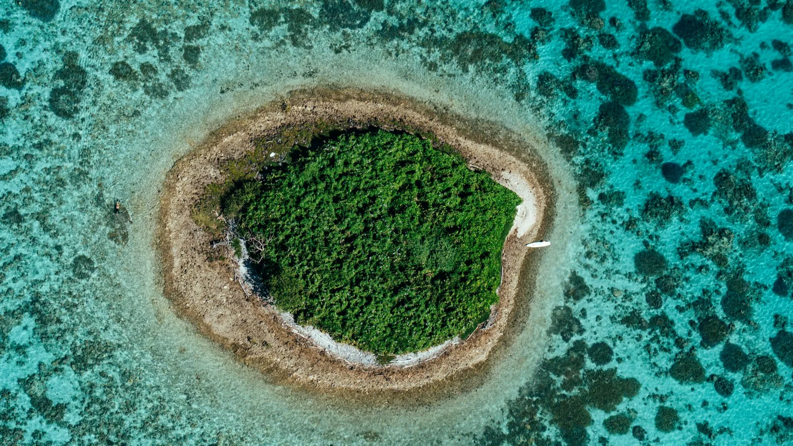 Vue aérienne d'une île et du lagon turquoise de Nouvelle-Calédonie